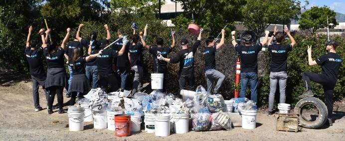 Groupe de bénévoles les bras levés célébrant l'évènement Groupe de bénévoles les bras levés célébrant l'évènement